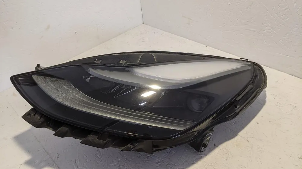 Scheinwerfer, Leuchten gebraucht Tesla Model Y Baujahr 2023 Billig