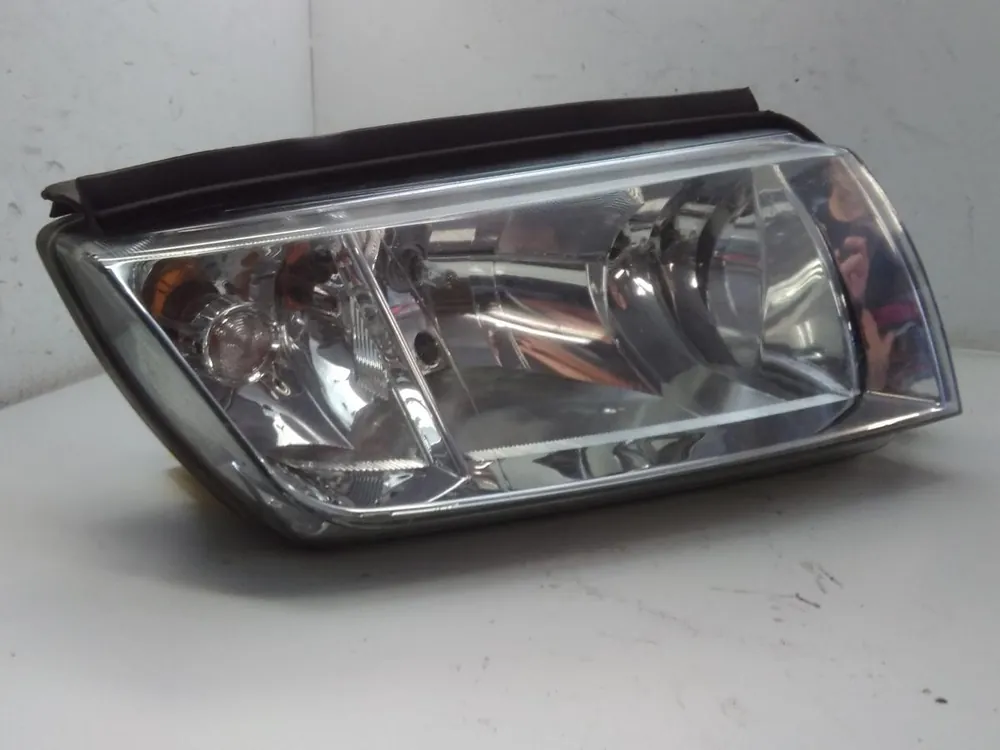 Neue Ware Scheinwerfer, Leuchten gebraucht SKODA FABIA 6Y (06/99 - ) Baujahr 2003